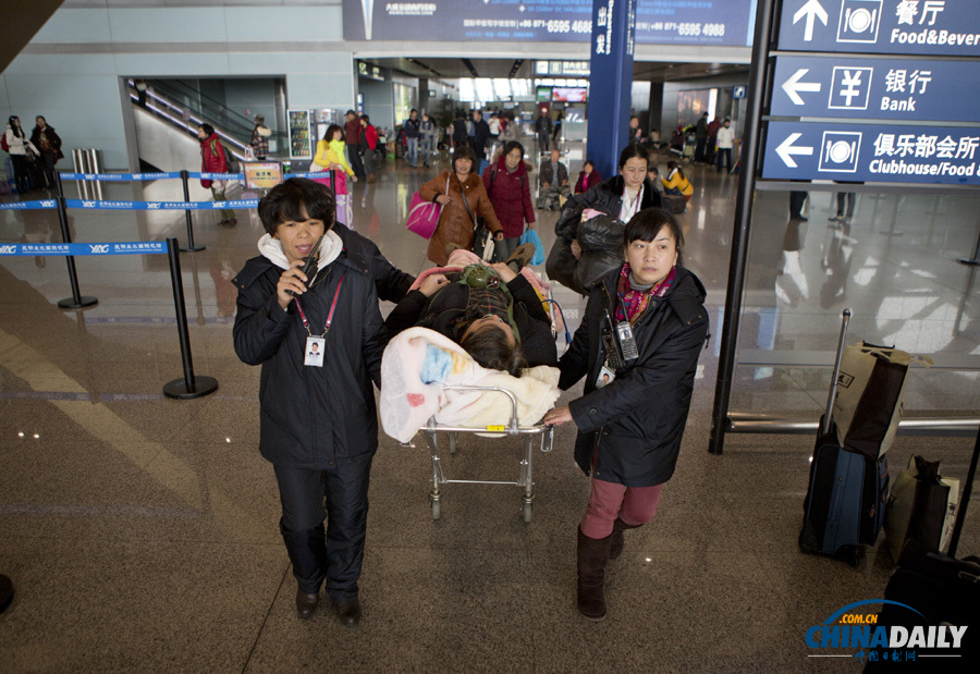 昆明機(jī)場(chǎng)一名因大雪滯留旅客暈倒 緊急送醫(yī)救治