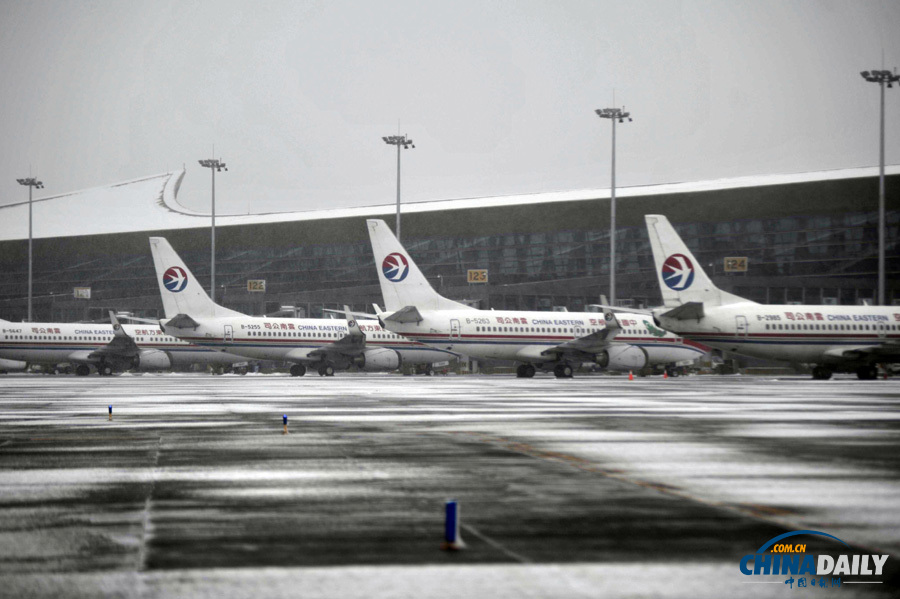 昆明機場一名因大雪滯留旅客暈倒 緊急送醫(yī)救治