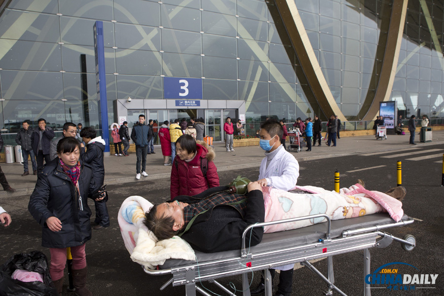 昆明機(jī)場一名因大雪滯留旅客暈倒 緊急送醫(yī)救治