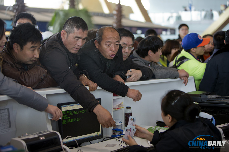 昆明機場一名因大雪滯留旅客暈倒 緊急送醫(yī)救治