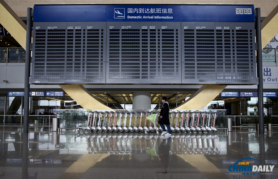 昆明機場一名因大雪滯留旅客暈倒 緊急送醫(yī)救治