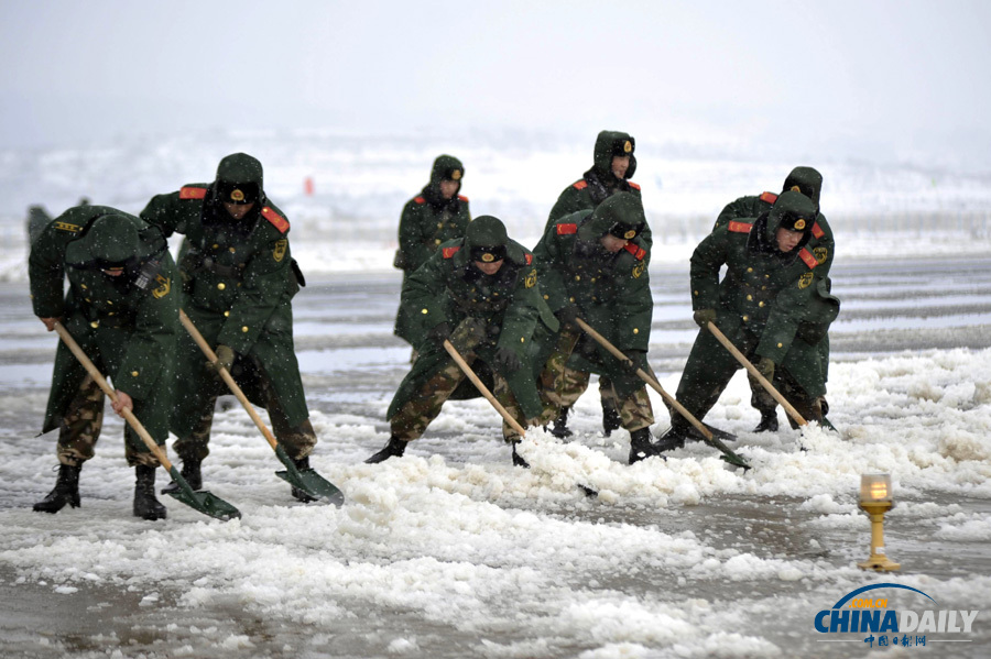 昆明機場一名因大雪滯留旅客暈倒 緊急送醫(yī)救治