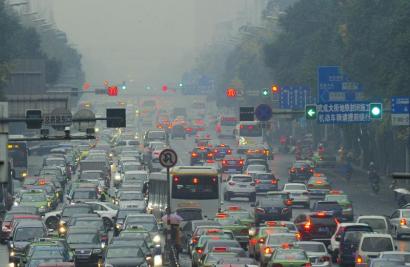 霧霾預(yù)警亮紅燈 成都三環(huán)內(nèi)機(jī)動(dòng)車將單雙號(hào)限行