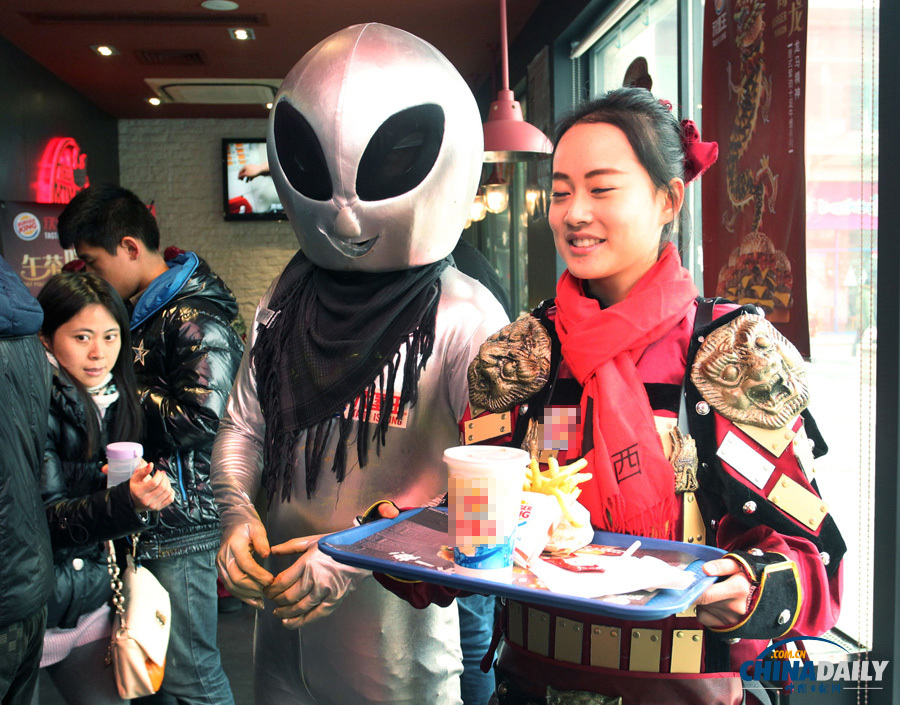 “秦兵俑”攜手“外星人”闖進餐廳當(dāng)服務(wù)員