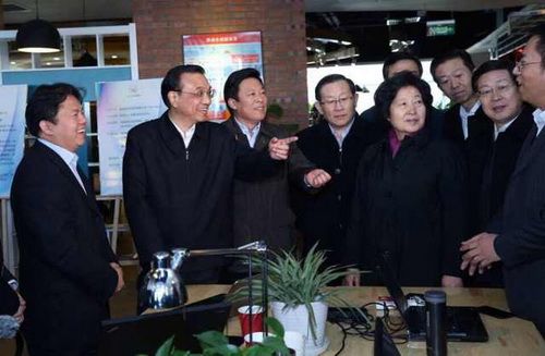 李克強(qiáng)鼓勵(lì)創(chuàng)業(yè)者：政府會(huì)為你們?cè)黾訝I養(yǎng)