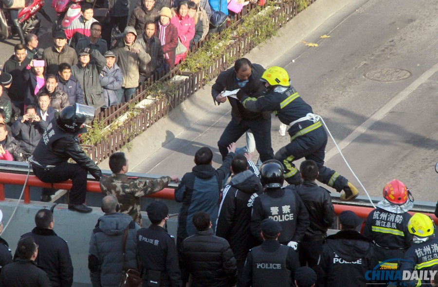 杭州鬧市區(qū)男子手持尖刀跳高架橋 消警聯(lián)手營(yíng)救