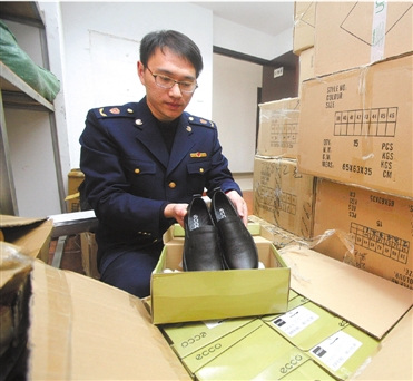 五星級(jí)酒店辦名牌特賣會(huì) 所售鞋子衣服均為假貨