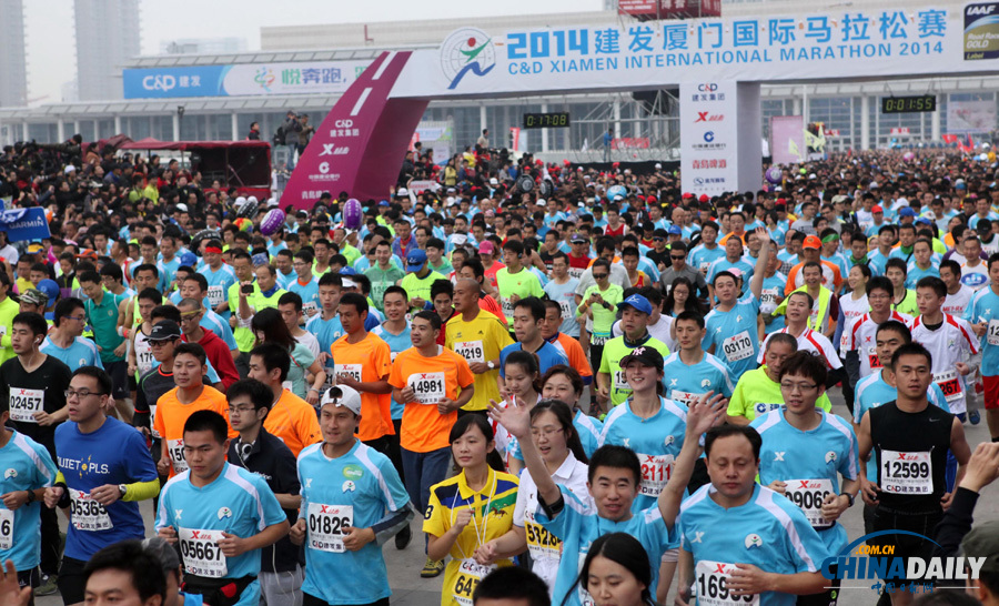 萬(wàn)人齊跑廈門(mén)馬拉松 一選手沖刺抽筋被攙扶