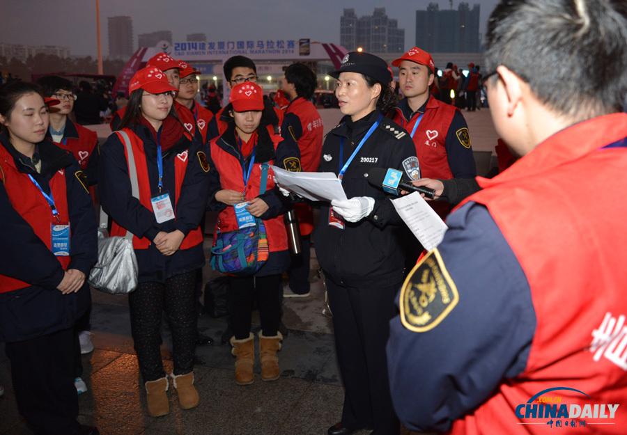 萬(wàn)人齊跑廈門(mén)馬拉松 一選手沖刺抽筋被攙扶