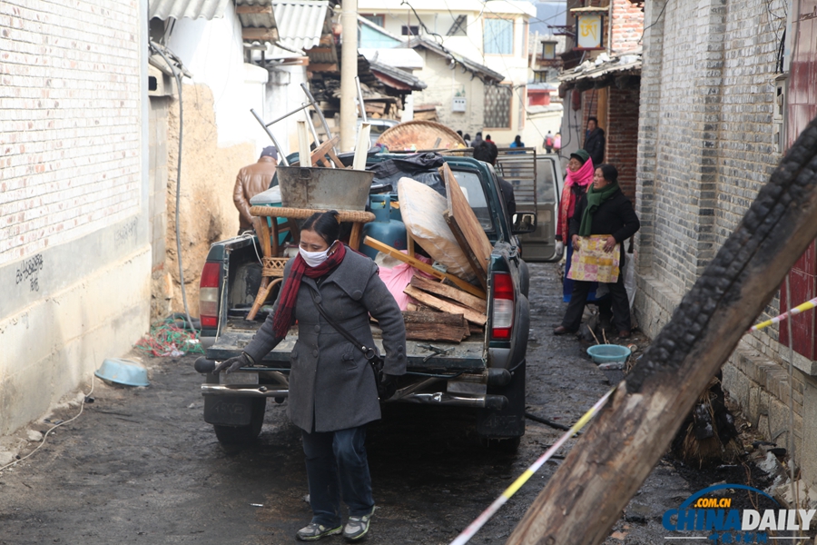 香格里拉大火次日 民眾返回災(zāi)區(qū)尋找遺落物品