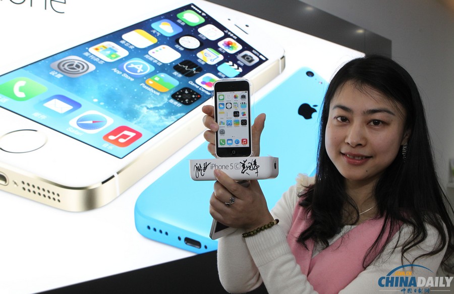 移動(dòng)4G版iPhone開賣 “果粉”獲贈(zèng)庫(kù)克簽名