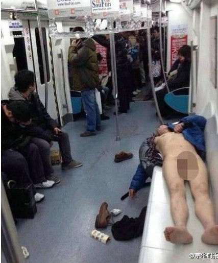北京:醉酒男子裸身睡地鐵車廂被拘留(圖)