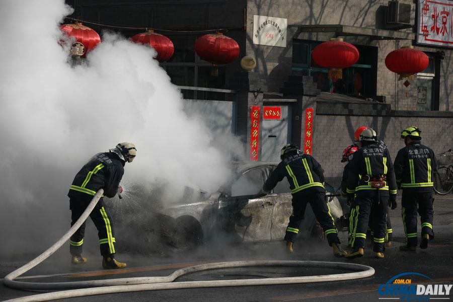 北京一輛寶馬轎車發(fā)生自燃 被燒只剩車架
