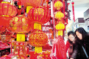 選購花燈 喜迎佳節(jié)