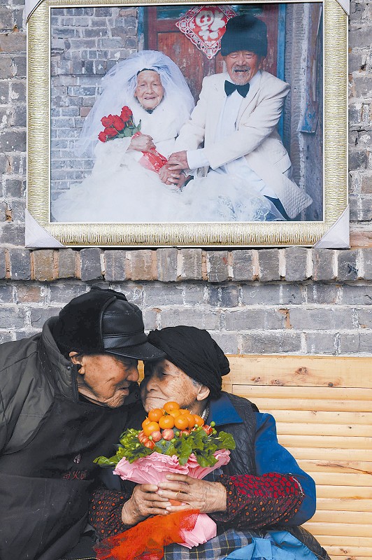 103歲老翁送105歲老伴“蔬菜花卉”傳達(dá)愛意