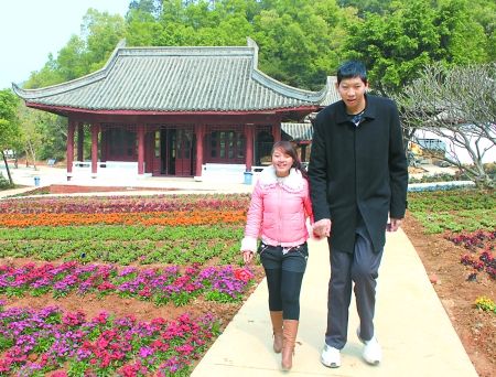身高2.26米小伙公開(kāi)征婚找到1.56米女友(圖)