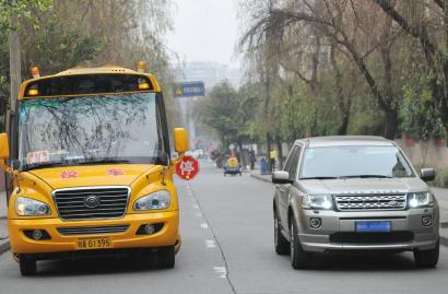 成都司機(jī)不避讓校車被攔下 好尷尬：兒子就在這輛校車上