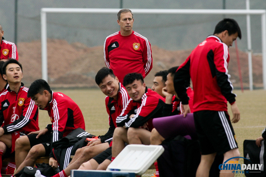 里皮現(xiàn)身國家隊(duì)熱身賽現(xiàn)場 與國足新帥佩蘭并肩交流