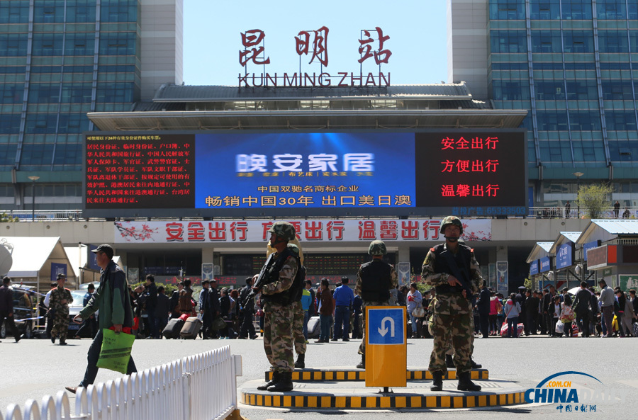 云南昆明安保升級武警持槍執(zhí)勤巡邏 市民自發(fā)獻(xiàn)花