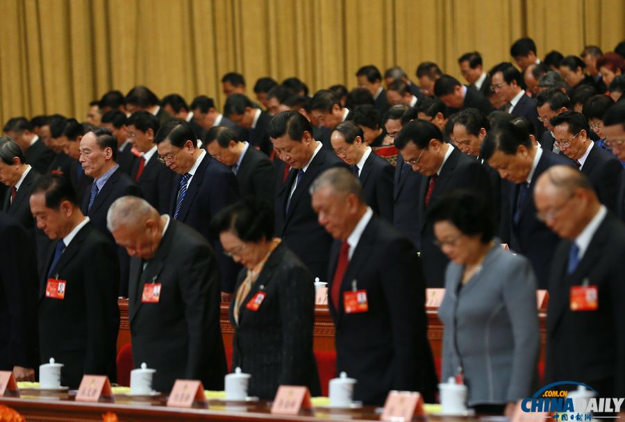 政協(xié)開幕會(huì)為昆明暴力恐怖事件遇難者默哀