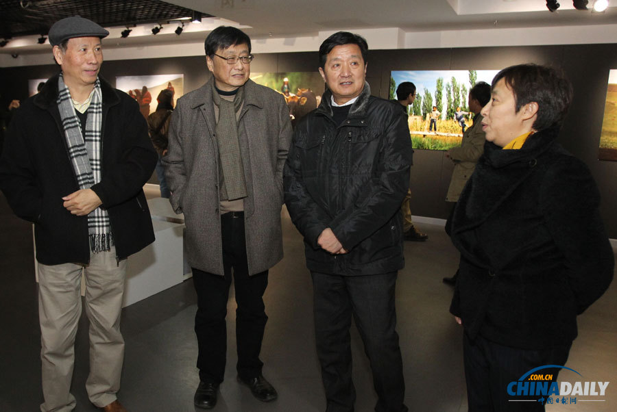 “王文瀾與北影學(xué)生的影像對話”攝影展在京開幕