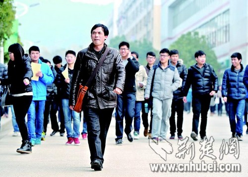 44歲大叔與女兒一起上大學 高數(shù)滿分被尊為學霸(圖)