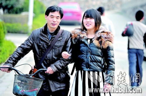44歲大叔與女兒一起上大學 高數(shù)滿分被尊為學霸(圖)
