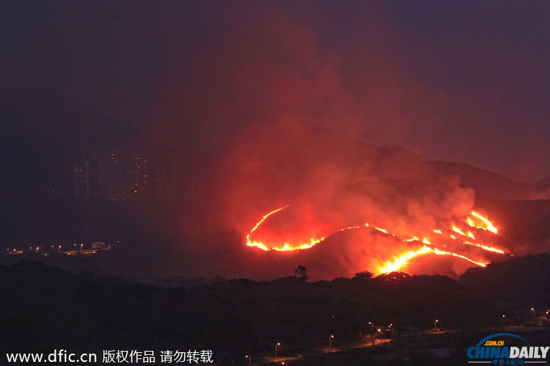 香港一山林突發(fā)大火 燒紅整座山濃煙隨風飄向深圳