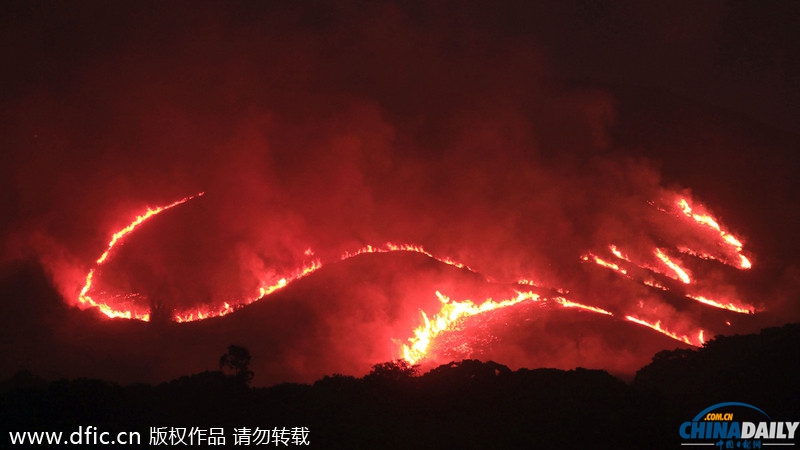 香港一山林突發(fā)大火 燒紅整座山濃煙隨風飄向深圳