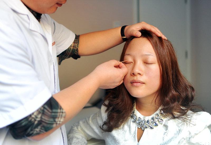 圖片故事：東莞女工為圓模特夢多次整容