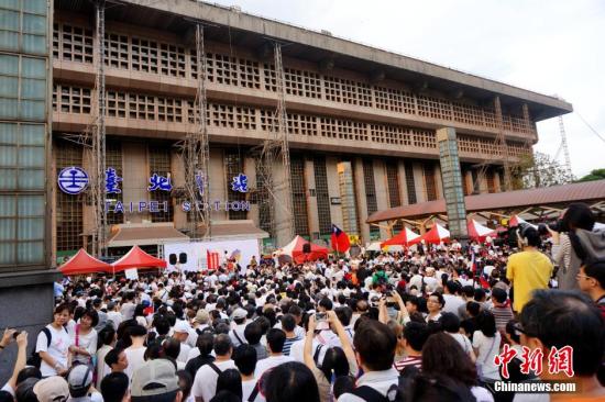 臺(tái)“反服貿(mào)協(xié)議”學(xué)生和團(tuán)體著黑衣上凱道 逾11萬(wàn)人