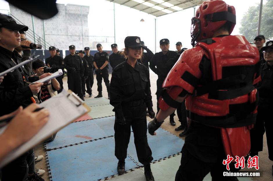 重慶女網(wǎng)友入駐警隊學(xué)防狼術(shù)