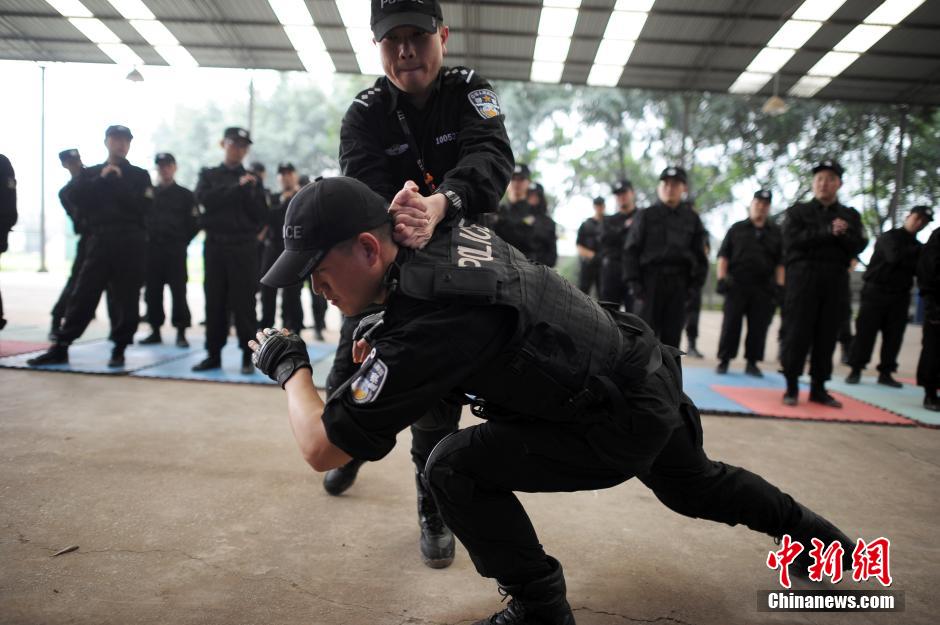 重慶女網(wǎng)友入駐警隊(duì)學(xué)防狼術(shù)