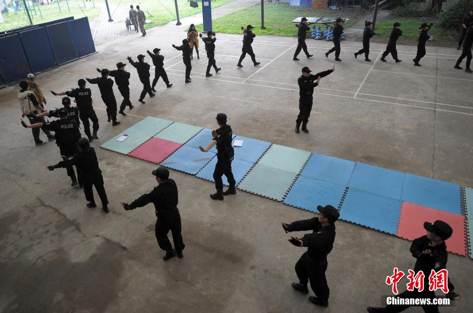 重慶女網(wǎng)友入駐警隊學防狼術(shù)