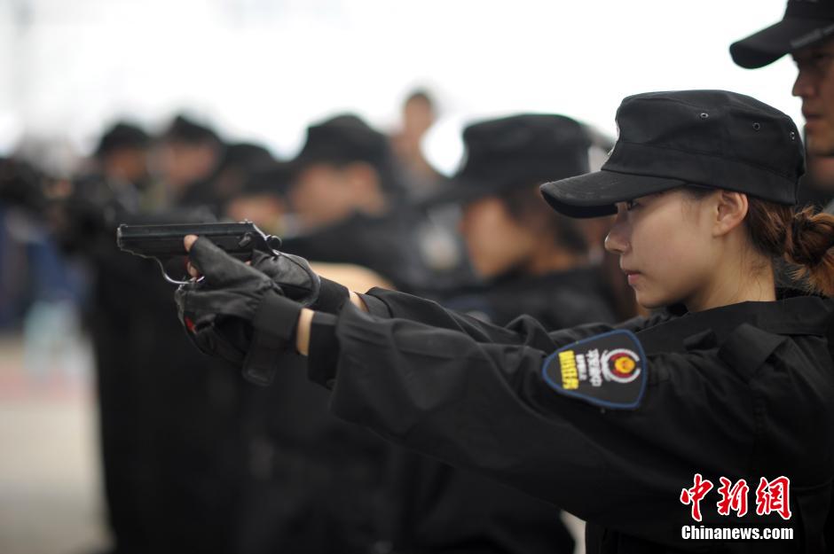 重慶女網(wǎng)友入駐警隊學(xué)防狼術(shù)