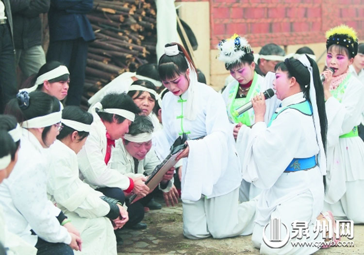 福建職業(yè)哭靈女 每月“哭”二十余場(chǎng)收入賽白領(lǐng)