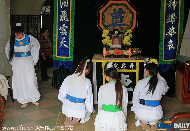 福建職業(yè)哭靈女 每月“哭”二十余場收入賽白領(lǐng)