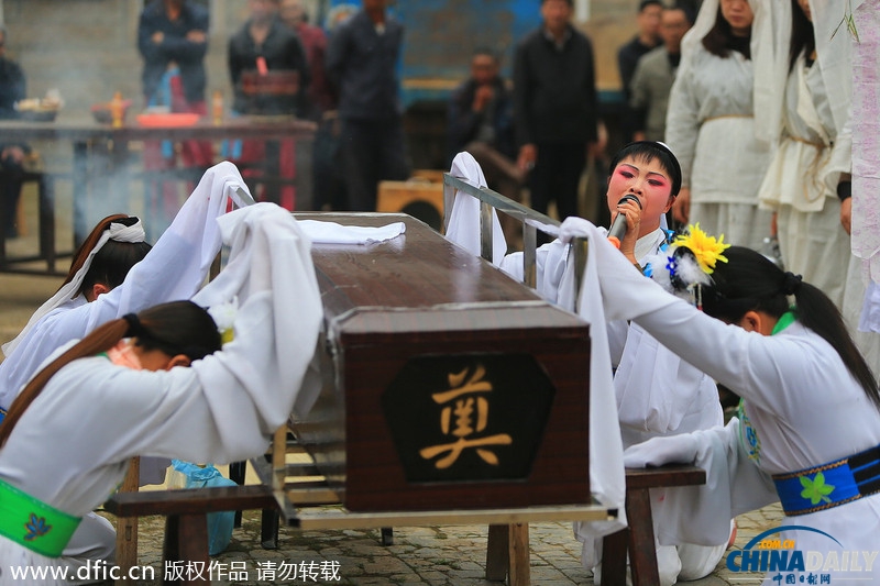 福建職業(yè)哭靈女 每月“哭”二十余場收入賽白領