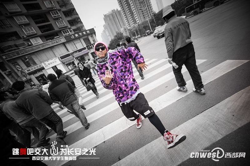 “跳舞吧，交大！”走紅網(wǎng)絡(luò) 高難度動(dòng)作獲網(wǎng)友點(diǎn)贊