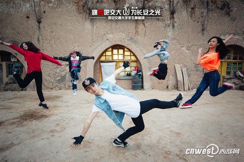 “跳舞吧，交大！”走紅網(wǎng)絡(luò) 高難度動(dòng)作獲網(wǎng)友點(diǎn)贊