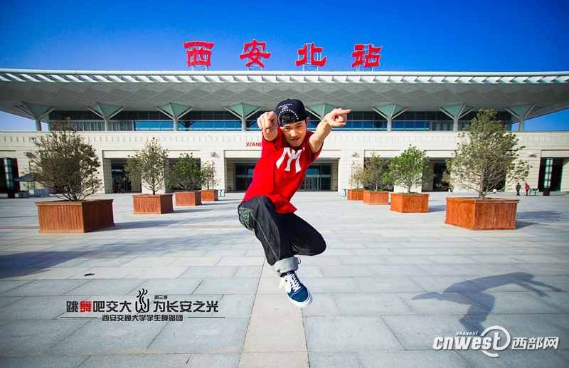 “跳舞吧，交大！”走紅網(wǎng)絡(luò) 高難度動(dòng)作獲網(wǎng)友點(diǎn)贊