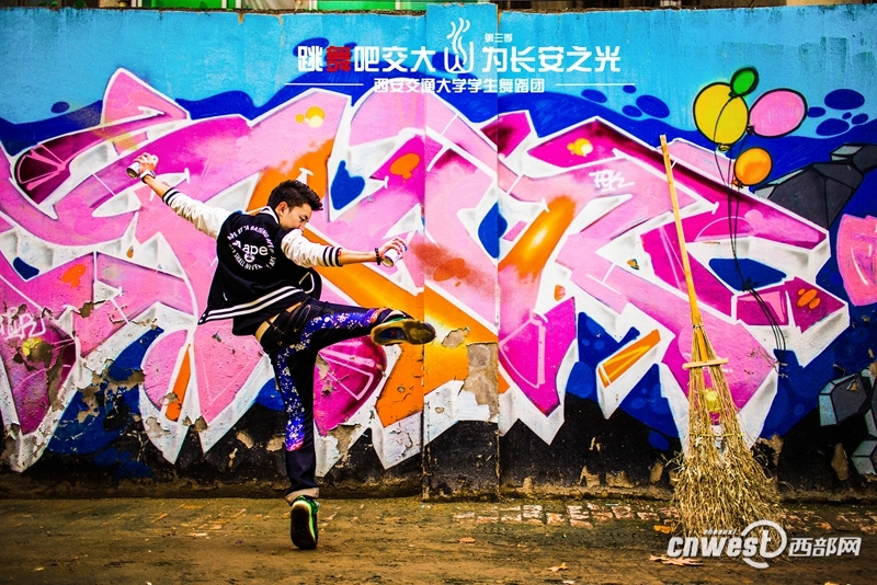 “跳舞吧，交大！”走紅網(wǎng)絡(luò) 高難度動(dòng)作獲網(wǎng)友點(diǎn)贊