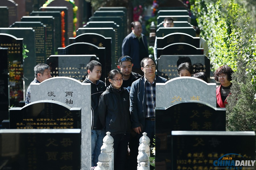 清明節(jié)：北京八寶山迎來(lái)祭掃高峰