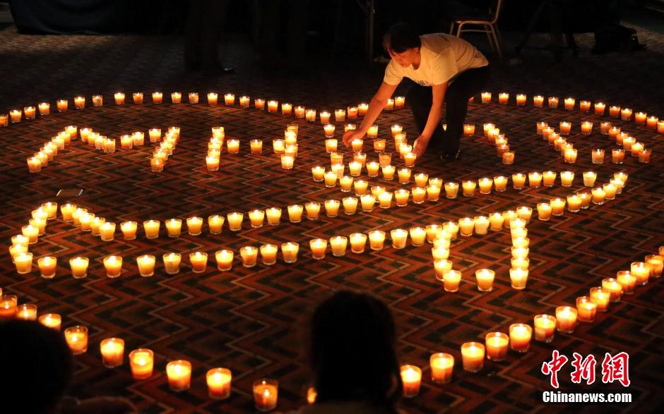 MH370航班失聯(lián)滿月 在京乘客家屬舉行祈?；顒?/></a></p>

<p>　　4月8日，乘客家屬祈福。當(dāng)日，馬航MH370航班失聯(lián)事件發(fā)生滿一個月，失聯(lián)乘客家屬在北京麗都飯店舉行祈?；顒?。中新社發(fā)韓海丹 攝</p>
</p>
</div>
</div>

<div   class=