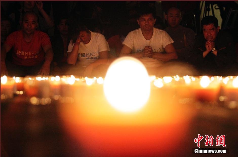 MH370航班失聯(lián)滿月 在京乘客家屬舉行祈?；顒?/></a></p>

<p>　　4月8日，乘客家屬祈福。當日，馬航MH370航班失聯(lián)事件發(fā)生滿一個月，失聯(lián)乘客家屬在北京麗都飯店舉行祈?；顒?。中新社發(fā)韓海丹 攝</p>
</p>
</div>
</div>

<div   class=
