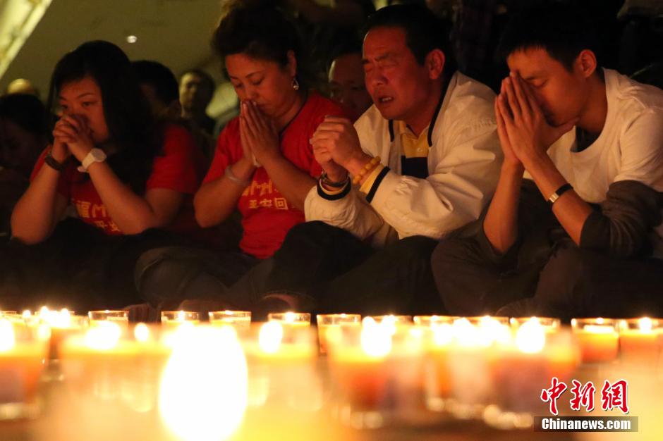 MH370航班失聯(lián)滿月 在京乘客家屬舉行祈?；顒?/></a></p>

<p>　　4月8日，乘客家屬祈福。當(dāng)日，馬航MH370航班失聯(lián)事件發(fā)生滿一個月，失聯(lián)乘客家屬在北京麗都飯店舉行祈?；顒印Ｖ行律绨l(fā)韓海丹 攝</p>
</p>
</div>
</div>

<div   class=