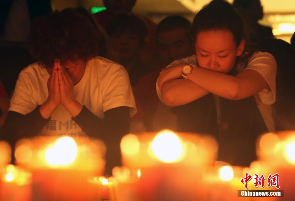 MH370航班失聯(lián)滿月 在京乘客家屬舉行祈?；顒?/></a></p>

<p>　　4月8日，乘客家屬祈福。當(dāng)日，馬航MH370航班失聯(lián)事件發(fā)生滿一個月，失聯(lián)乘客家屬在北京麗都飯店舉行祈福活動。中新社發(fā)韓海丹 攝</p>
</p>
</div>
</div>

<div   class=
