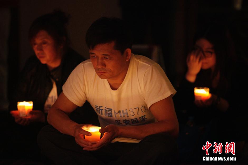 MH370航班失聯(lián)滿月 在京乘客家屬舉行祈?；顒?/></a></p>

<p>　　4月8日，乘客家屬祈福。當日，馬航MH370航班失聯(lián)事件發(fā)生滿一個月，失聯(lián)乘客家屬在北京麗都飯店舉行祈?；顒印Ｖ行律绨l(fā)韓海丹 攝</p>
</p>
</div>
</div>

<div   class=