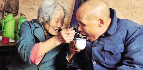 慈母養(yǎng)育繼子62年感動(dòng)鄉(xiāng)鄰