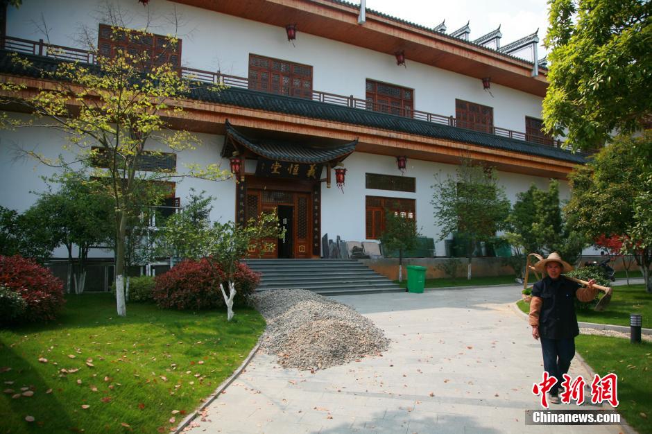 浙江村支書(shū)違建豪華別墅 退地交罰款4萬(wàn)余元